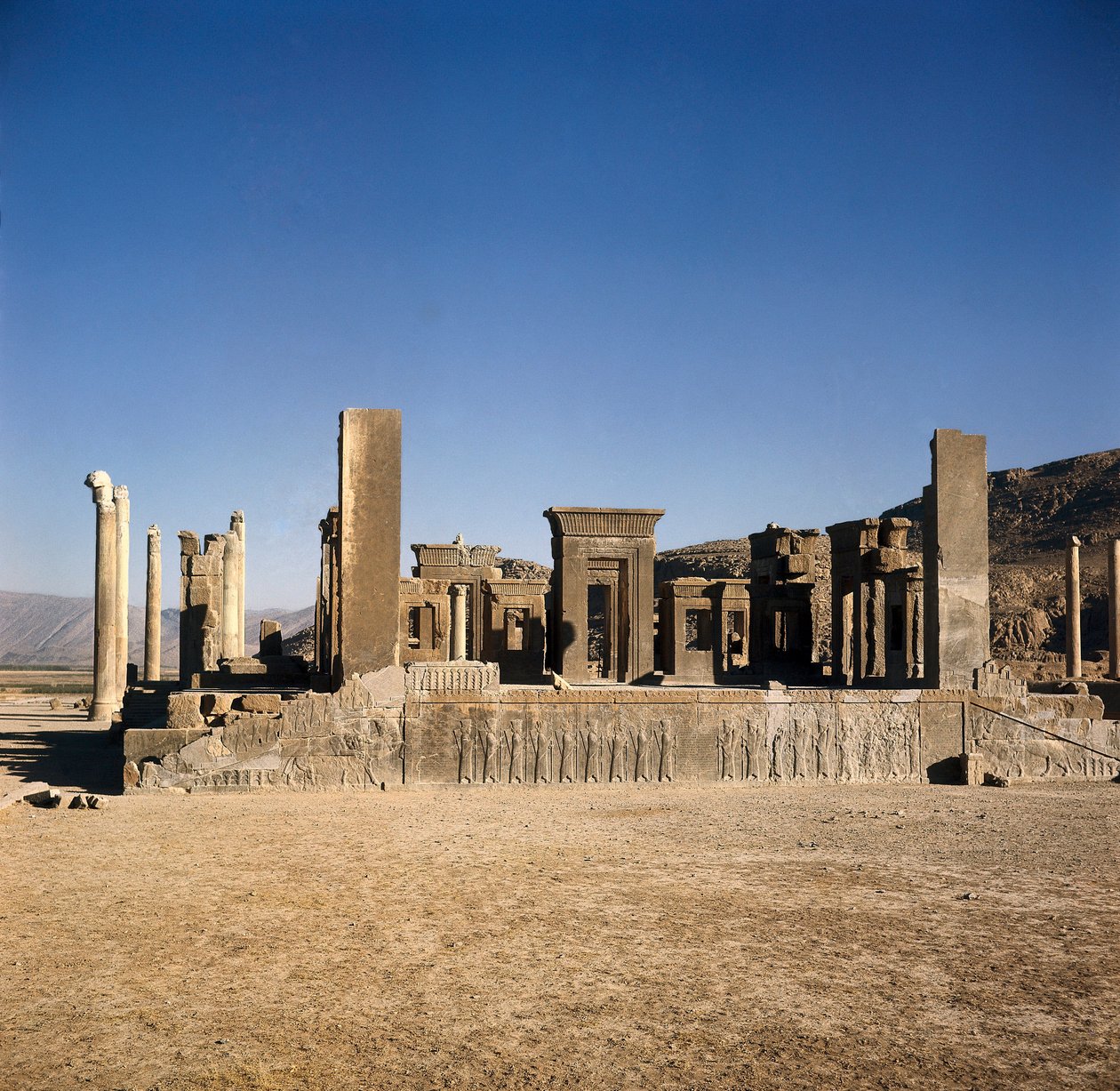 “" Palace of Darius I (550-486 BC) in Persepolis (Iran) "”, Site of the Persian Empire of the Aimenids. 6th - 5th century BC بواسطة المدرسة الفارسية