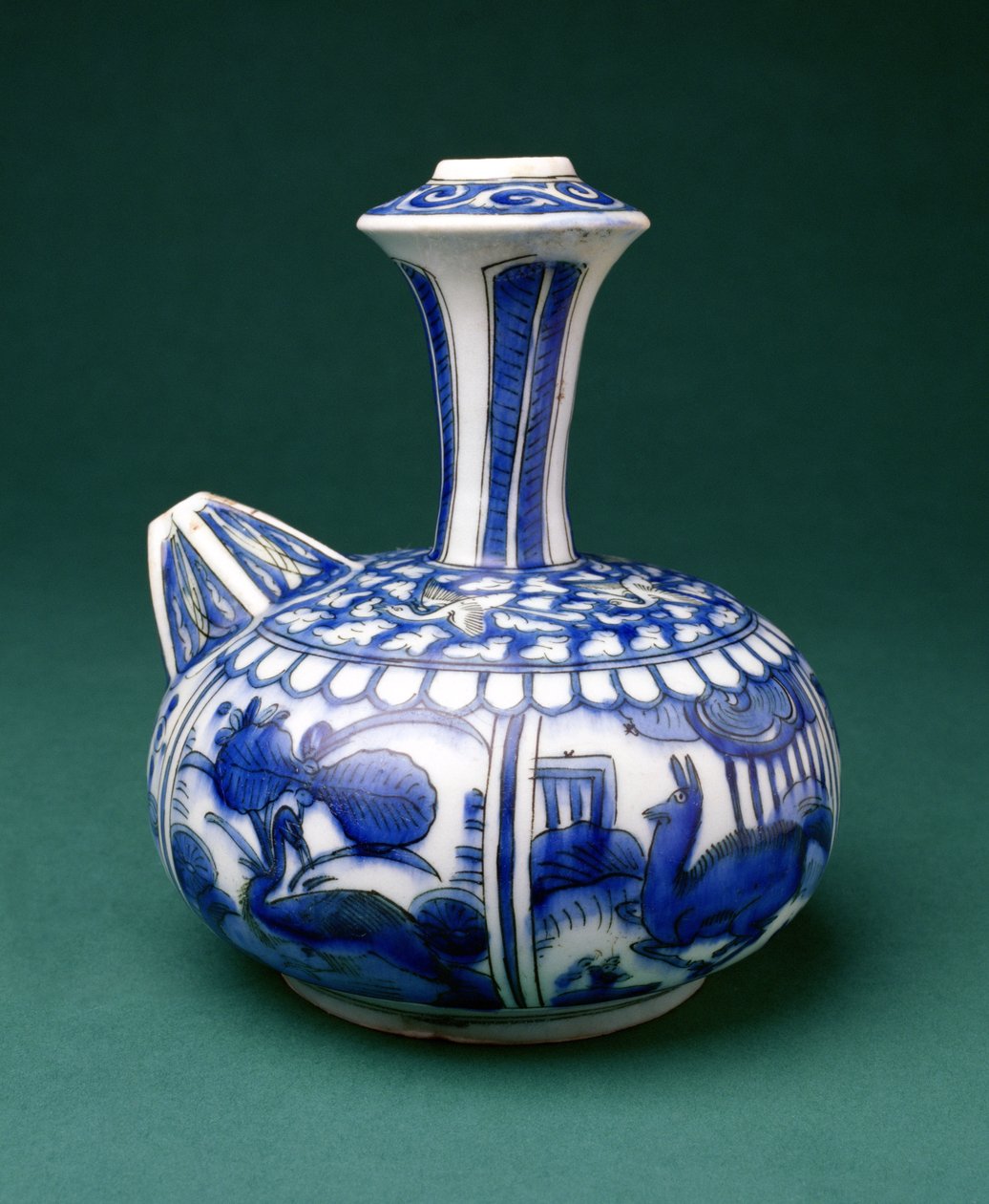 الصفوي الأزرق والأبيض Kendi ، 1600-50 (آنية فخارية مطلية تحت التزجيج) بواسطة المدرسة الفارسية
