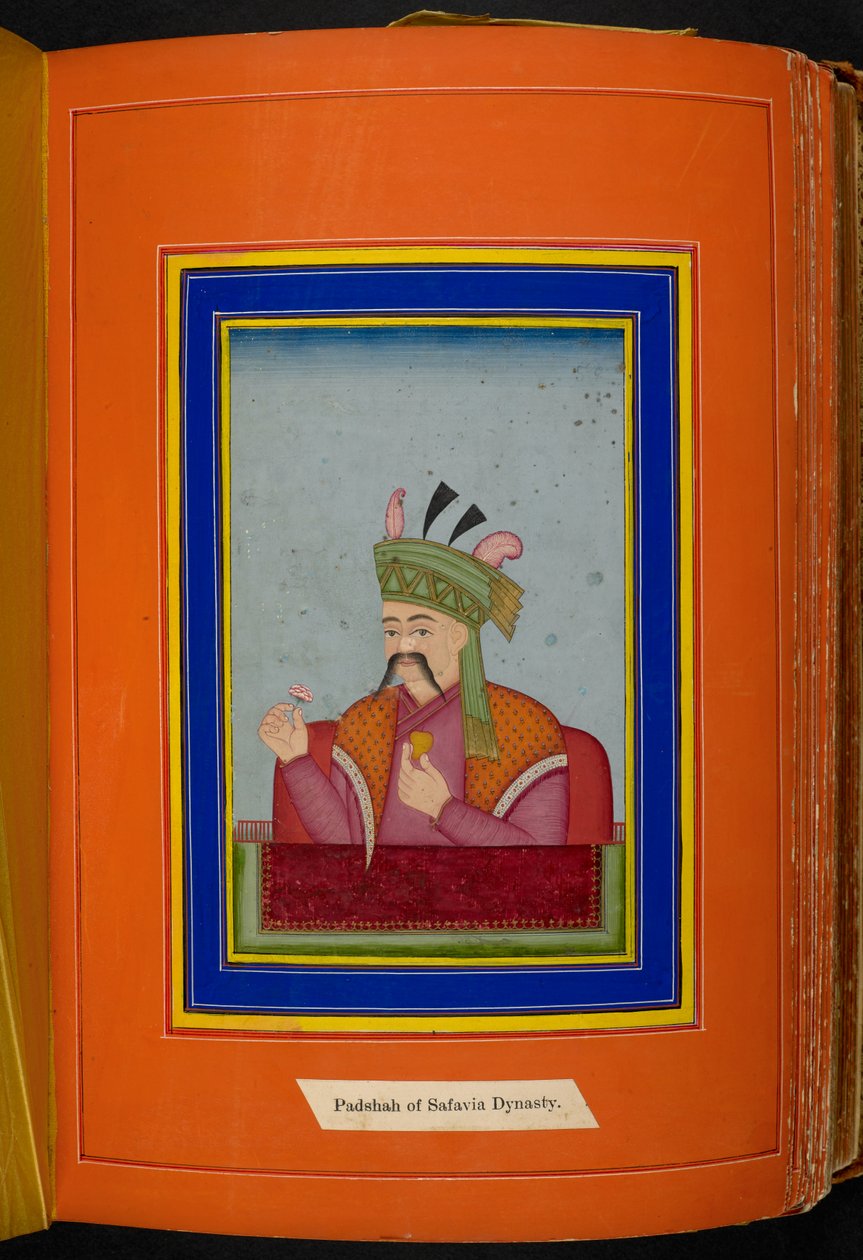 شاه عباس الأول ملك بلاد فارس (حكم 1588-1629) صورة شخصية للرأس والكتفين ، ينظر إلى اليسار (ألوان مائية غير شفافة على ورق) بواسطة المدرسة الفارسية