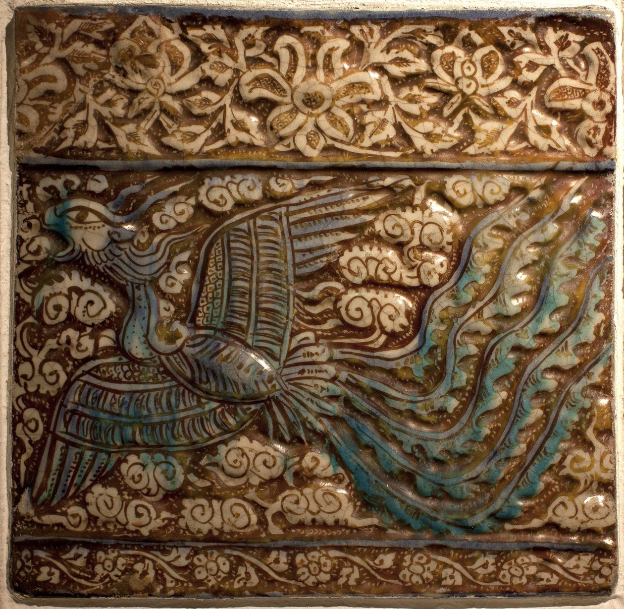 Simurgh (Simorgh أو Senmurw) - Azulejos - Faience de Kashan (بلاد فارس) ، الفترة Ilkhanide ، بداية القرن الرابع عشر (بلاط ، سيراميك مصبوب ، طلاء لامع ومزجج ، بلاد فارس ، كاشان ، أوائل القرن الرابع عشر ، فترة Ilkhanid) - متحف كالوست كولبنكيان ، لشبونة (ص بواسطة المدرسة الفارسية