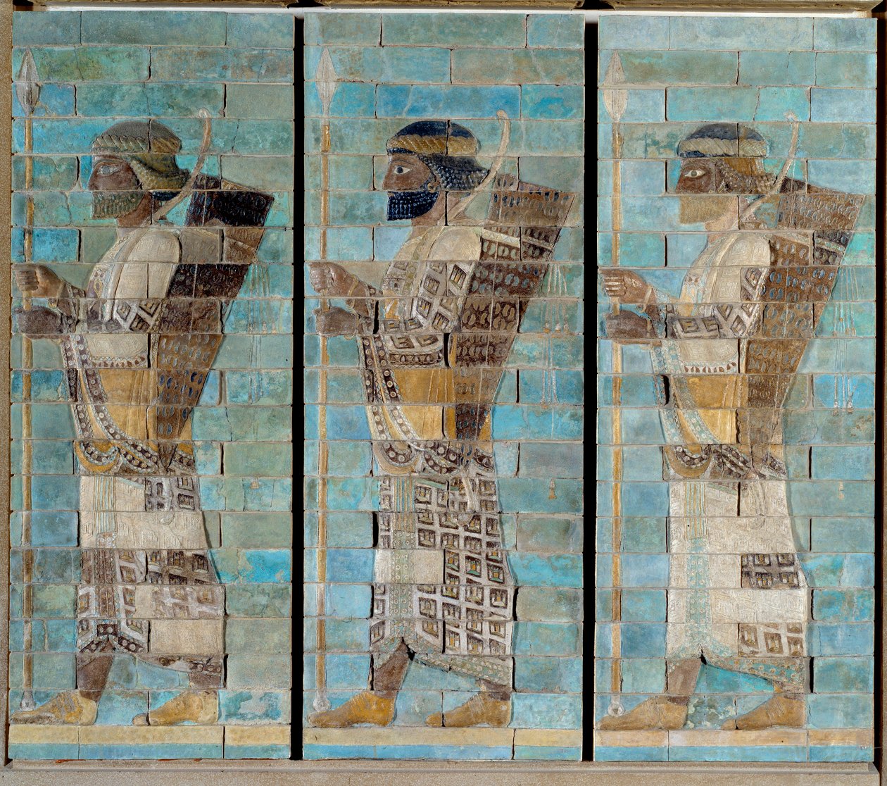 The frieze of the archers, from the palace of Darius I, king of Persia, in Susa (6th century BC). Emailed brick relief bottom. 510 BC. Paris, Louvre Museum. بواسطة المدرسة الفارسية