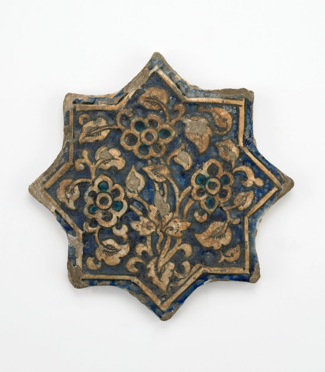 بلاط على شكل نجمة ذات ثمانية رؤوس ، فترة الخانيد ، 1256-1335 (عجينة حجرية ، مصبوبة ومطلية تحت طلاء شفاف) بواسطة المدرسة الفارسية