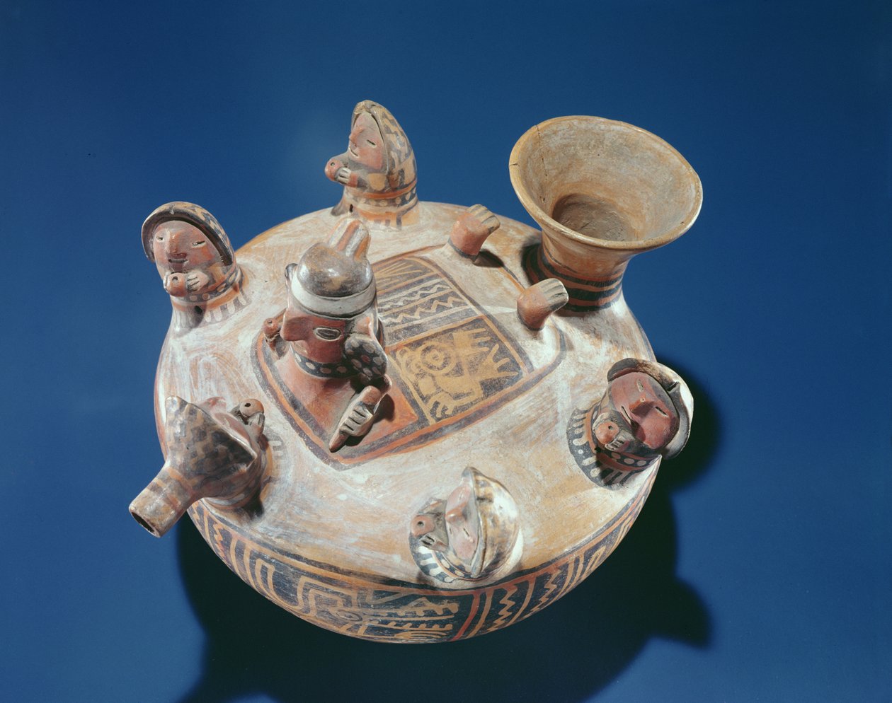 الإله مع المرأة التي تقدم المشروبات ، Recuay Culture (سيراميك) بواسطة مدرسة بيرو