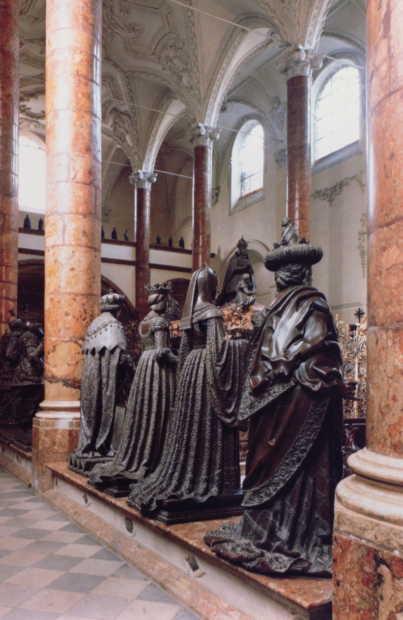 قبر ماكسيميليان الأول (1459-1519) منظر لأربعة شخصيات برونزية للمعزين ، ربما أسلاف أو أقارب أو معاصرين ، يُنسب التصميم إلى جيلج سيسيلشرايبر بواسطة بيتر (ورشة عمل) فيشر