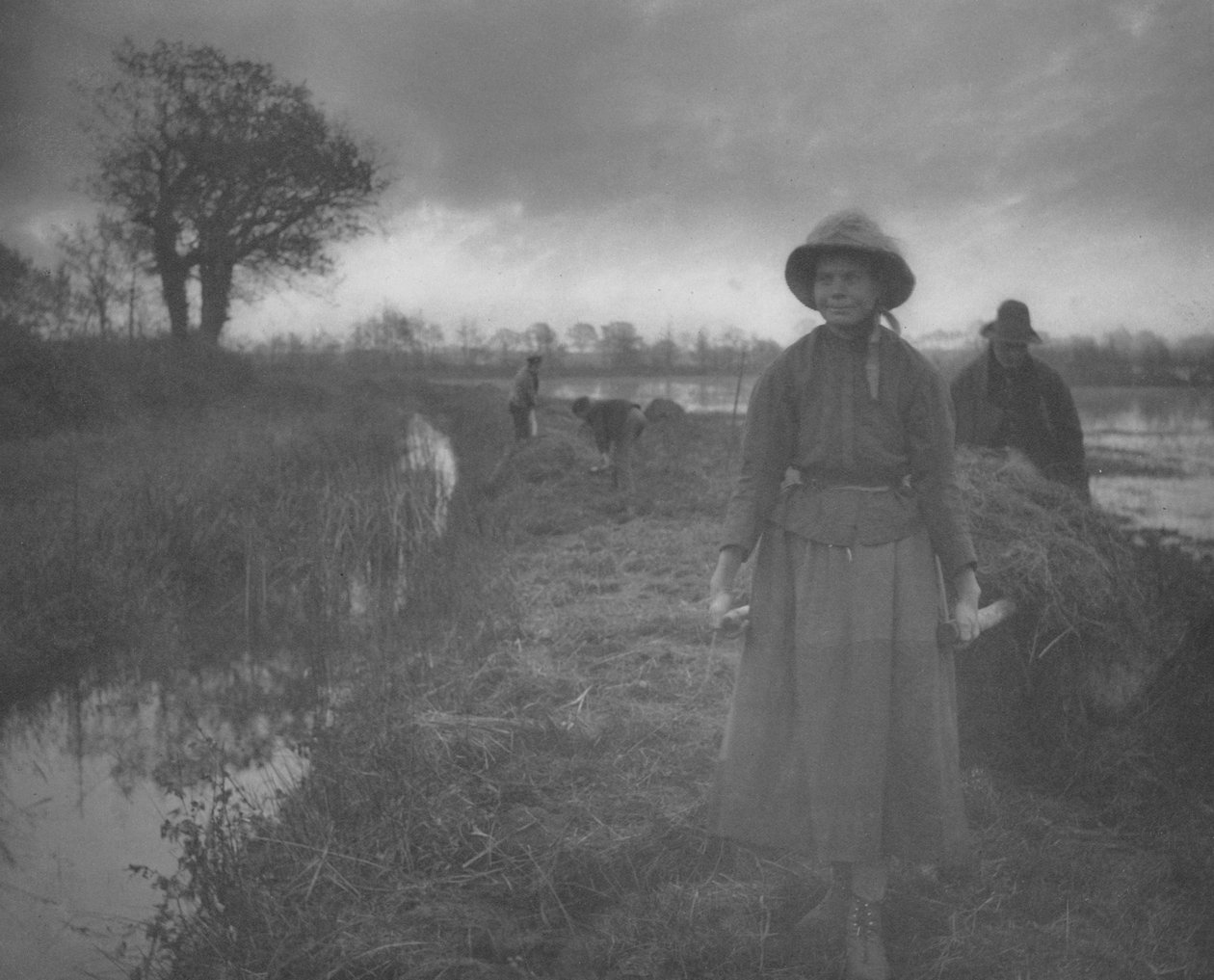 Poling the Marsh Hay ، 1886. بواسطة بيتر هنري ايمرسون