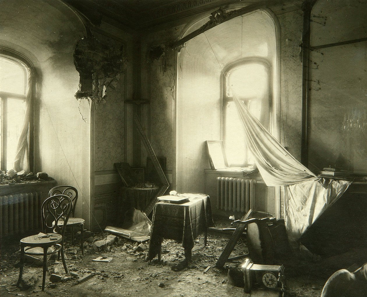 الثورة الروسية عام 1917: داخل دير شودوف في الكرملين بموسكو بعد قصف نوفمبر 1917. تصوير بيوتر بتروفيتش بافلوف (1860-1925) بواسطة بيتر بتروفيتش بافلوف