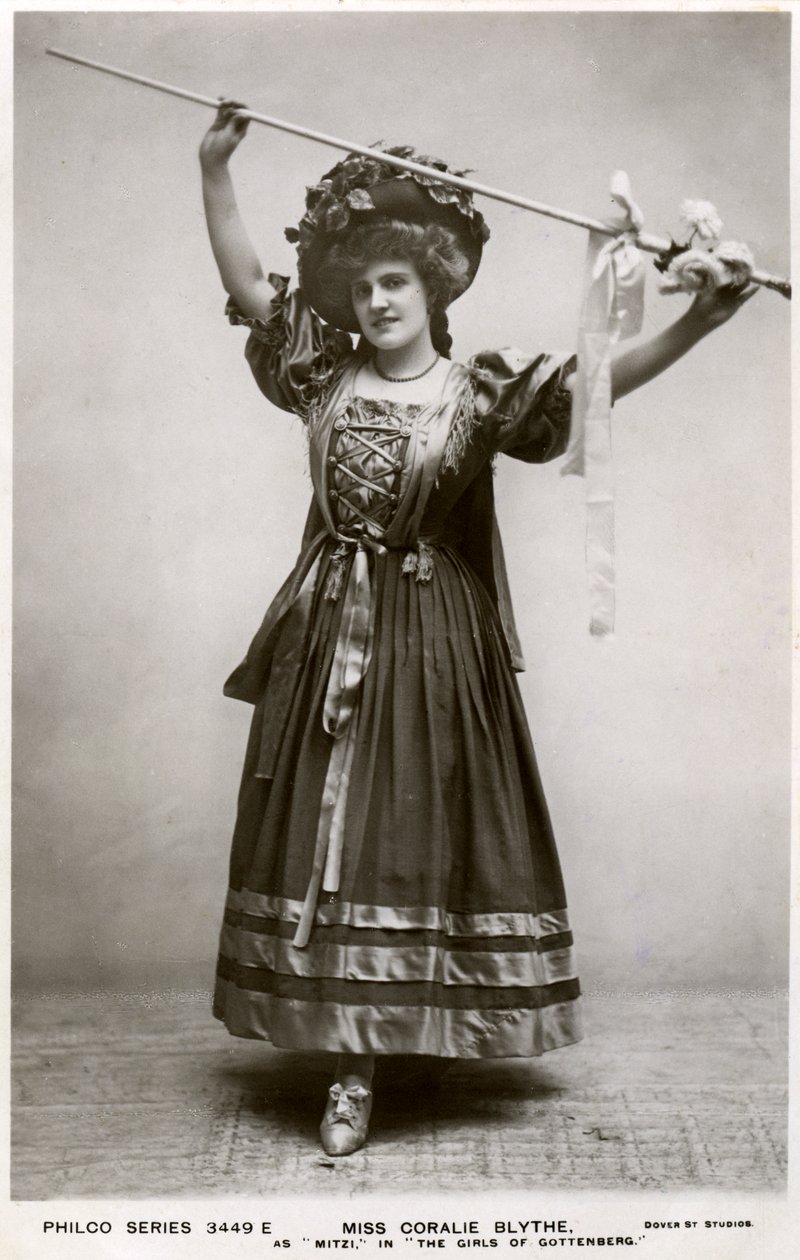 ملكة جمال كورالي بليث مثل ميتزي ، c1908. بواسطة شركة فيلكو للنشر