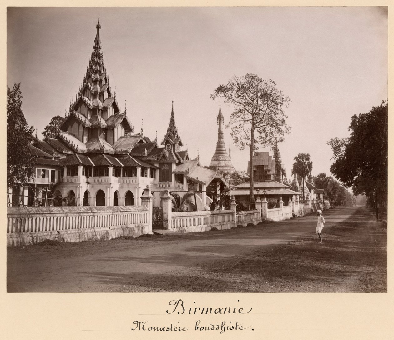 دير Wayzayanda ومعابد في Moulmein ، بورما ، c.1890 (طبعة زلال) بواسطة فيليب أدولف كلير