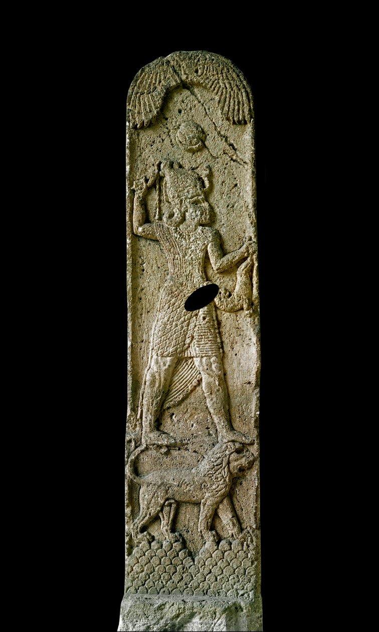 Phenician art: limestone stele called Amrit: probably Melquart (Melqart, Melkart or Melkhart) represents on his lion the solar disk above him. 6th or 5th century BC. From Amrit. Dim 180 cm Paris, Louvre Museum بواسطة المدرسة الفينيقية