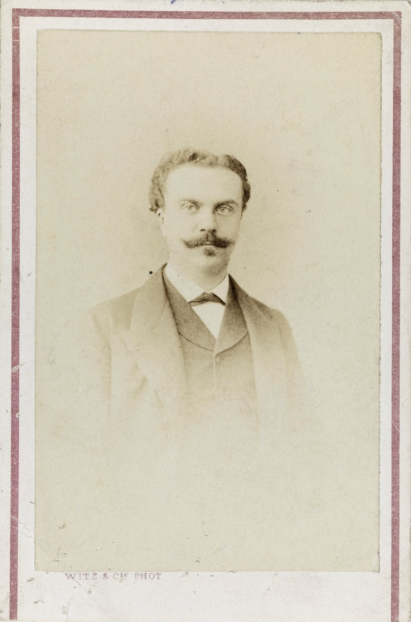 صورة غي دي موباسان ، ج. 1880. بواسطة استوديو الصور Witz and Cie.