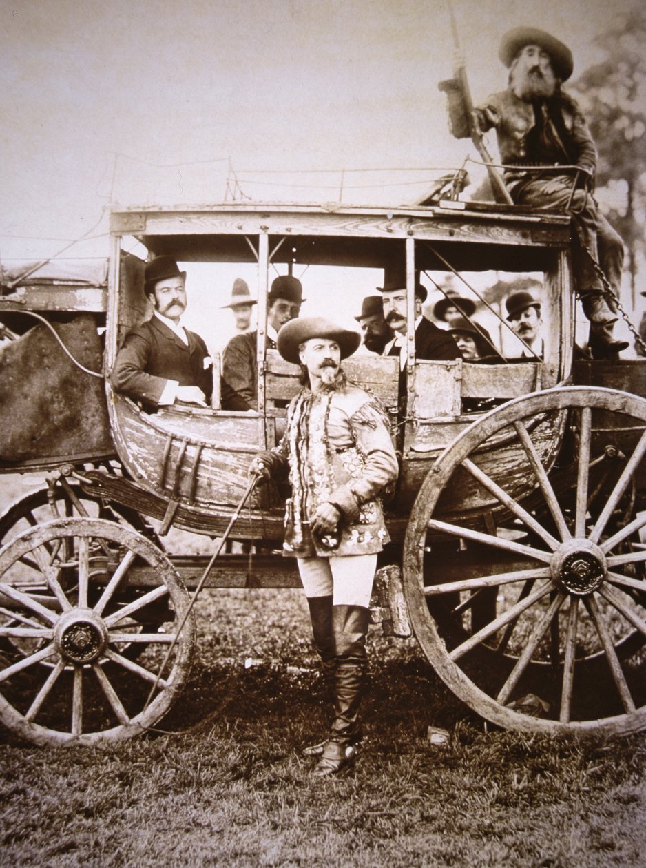 بوفالو بيل كودي (1846-1917) ومدربه Deadwood (صورة بالأبيض والأسود) بواسطة المصور أمريكي