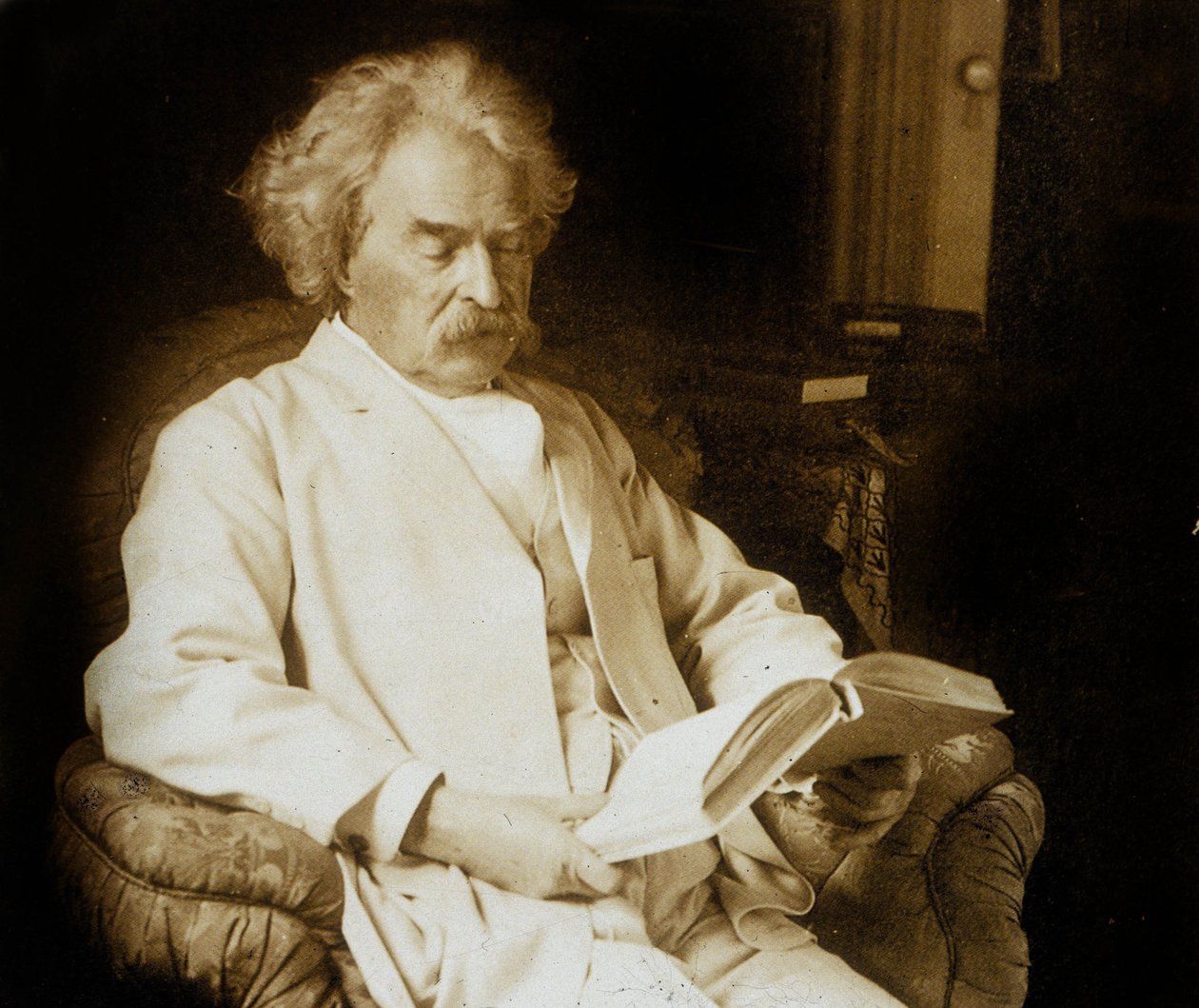 مارك توين (صموئيل لانغورن كليمنس 1835-1910) الكاتب الأمريكي ، هنا يقرأ ، ج ؛ 1910 بواسطة المصور أمريكي