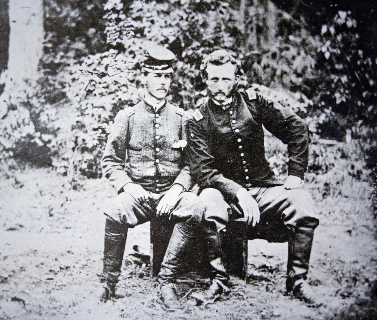 Portrait of Lieutenant George A. Custer (1839-1876) (hatless) with his POW Lieutenant Washington of the Confederate Army, captured in May 1862 (b/w photo) بواسطة المصور أمريكي