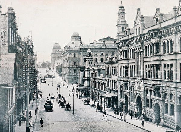 بريدج ستريت ، سيدني ، حوالي عام 1900 ، من "Under the Southern Cross - Glimpses of Australia" ، الذي نشرته وزارة الشؤون الخارجية ، ملبورن بواسطة مصور فوتوغرافي استرالي