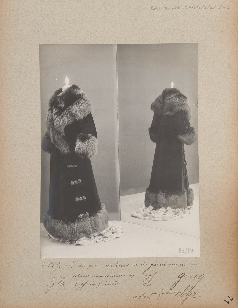 صفحة الألبوم: House of Worth، Coat (Redingote) بواسطة مصور فوتوغرافي فرنسي
