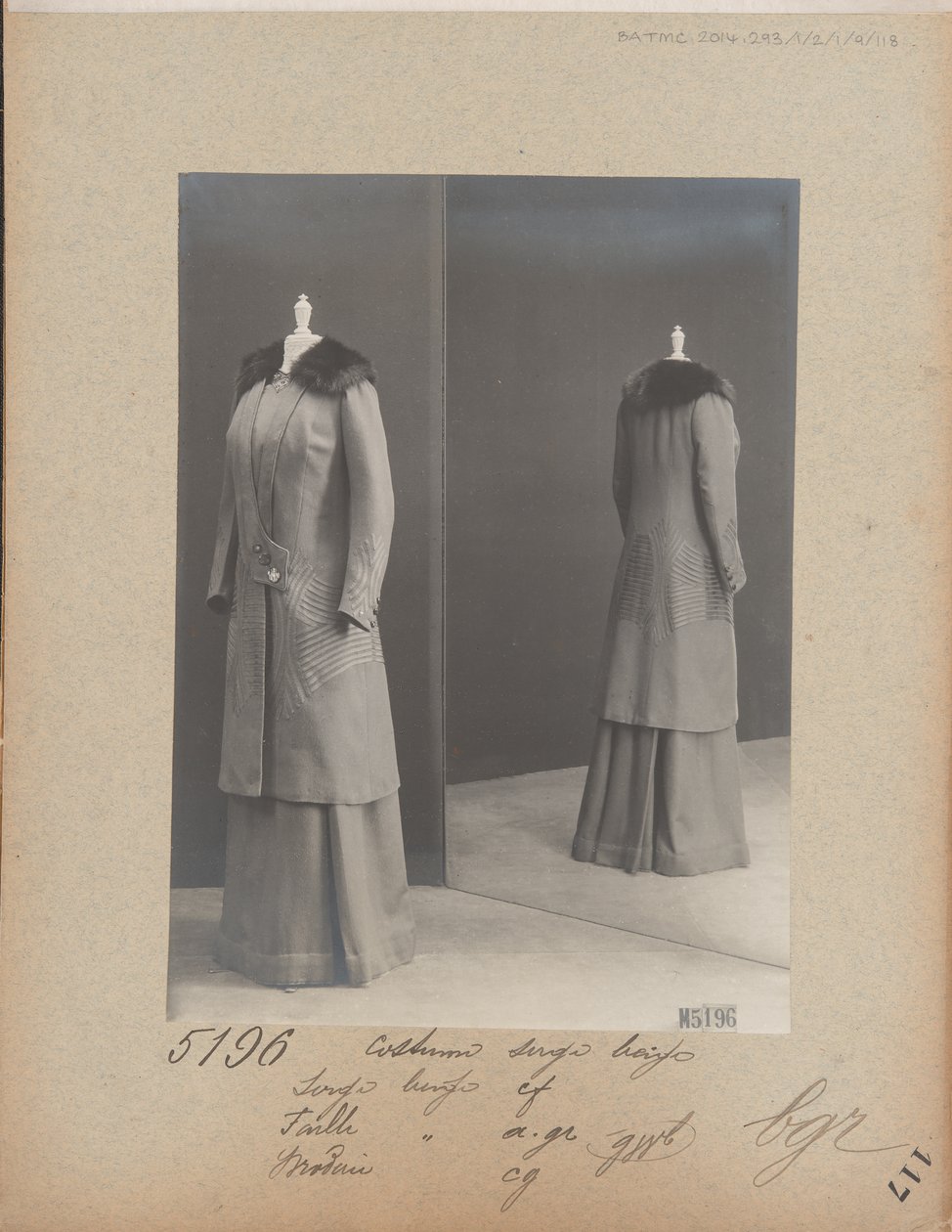 Album Page: House of Worth, Costume بواسطة مصور فوتوغرافي فرنسي