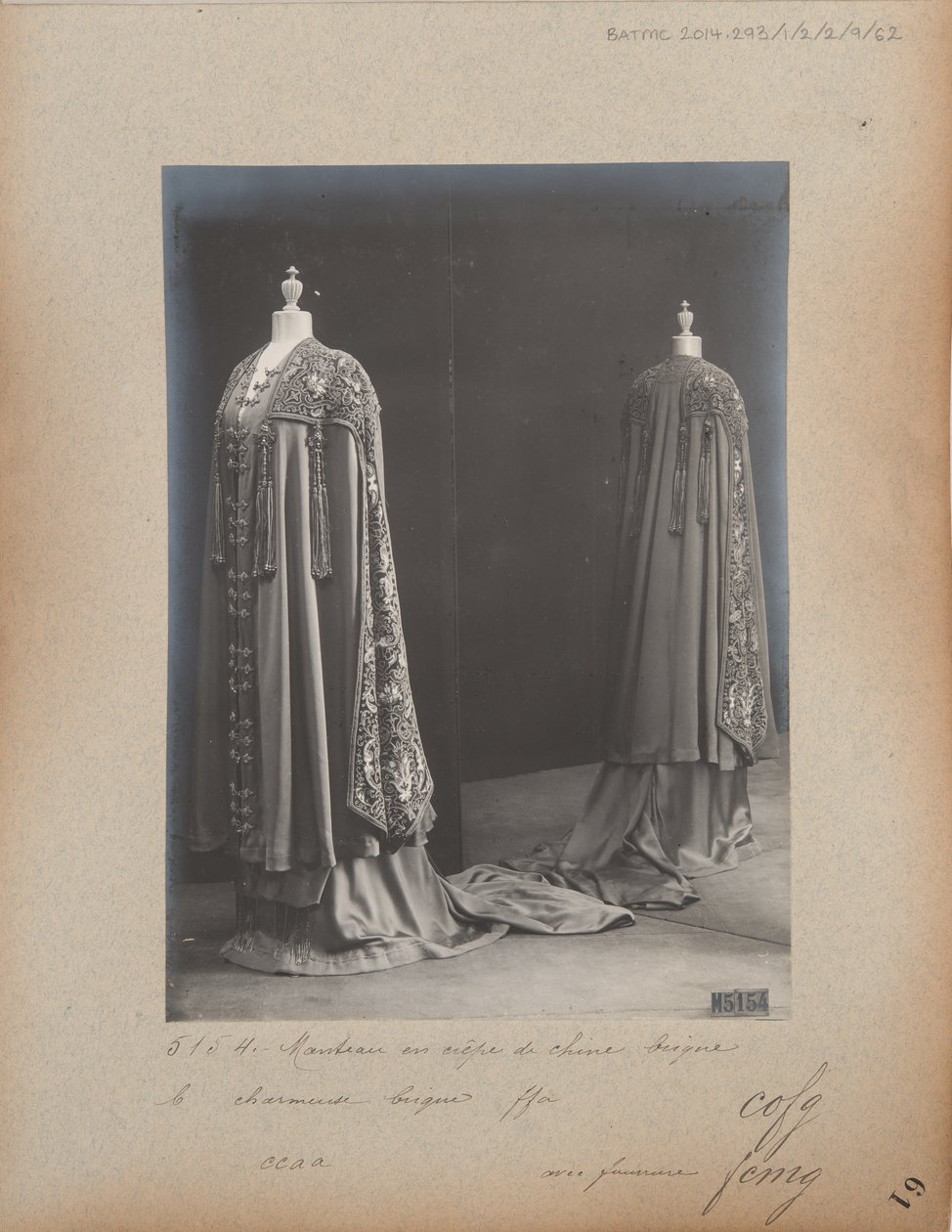 صفحة الألبوم: House of Worth ، Evening Cape بواسطة مصور فوتوغرافي فرنسي