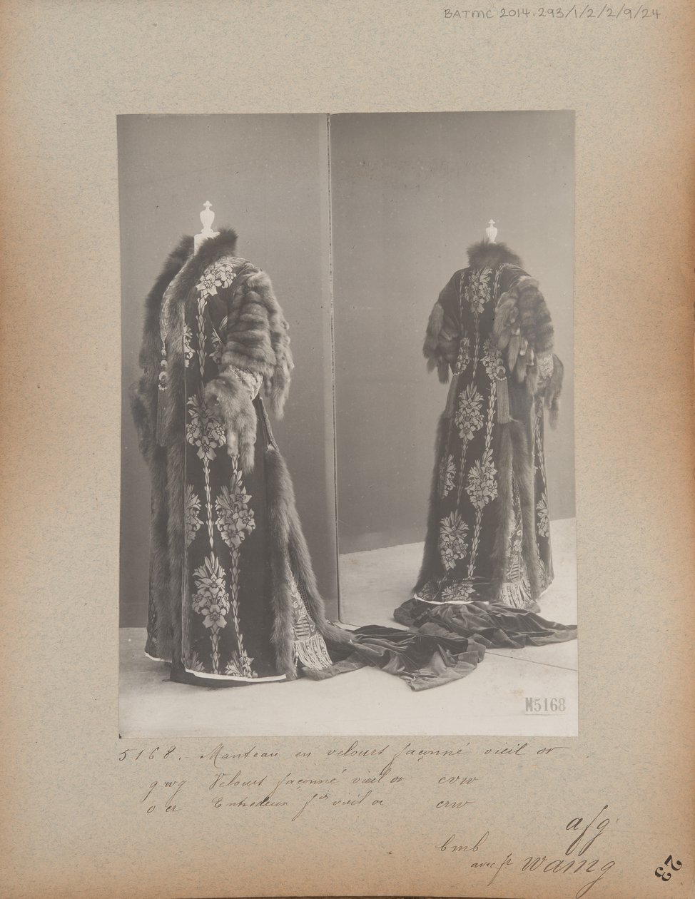 صفحة الألبوم: House of Worth، Evening Coat بواسطة مصور فوتوغرافي فرنسي