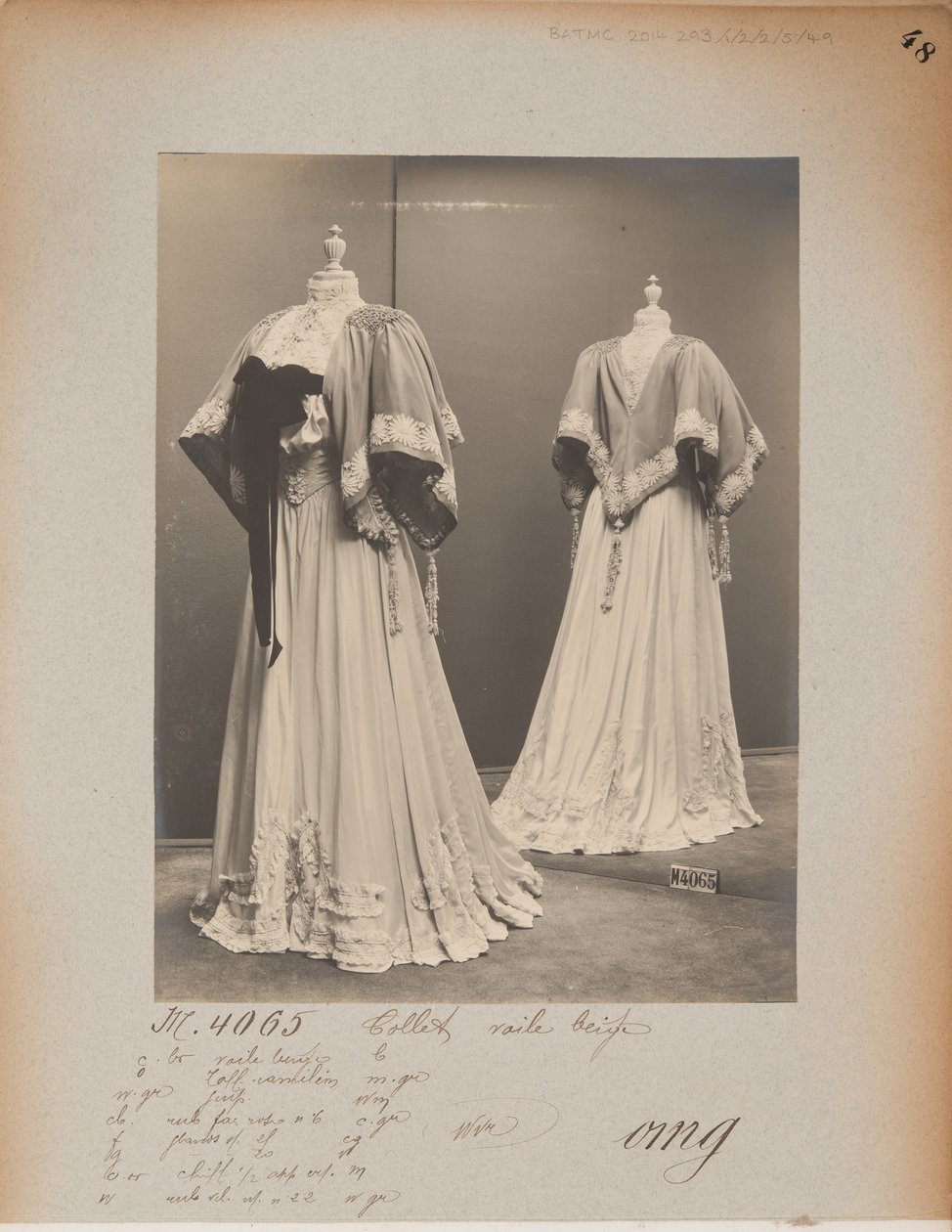Album Page: House of Worth, Shoulder Cape بواسطة مصور فوتوغرافي فرنسي