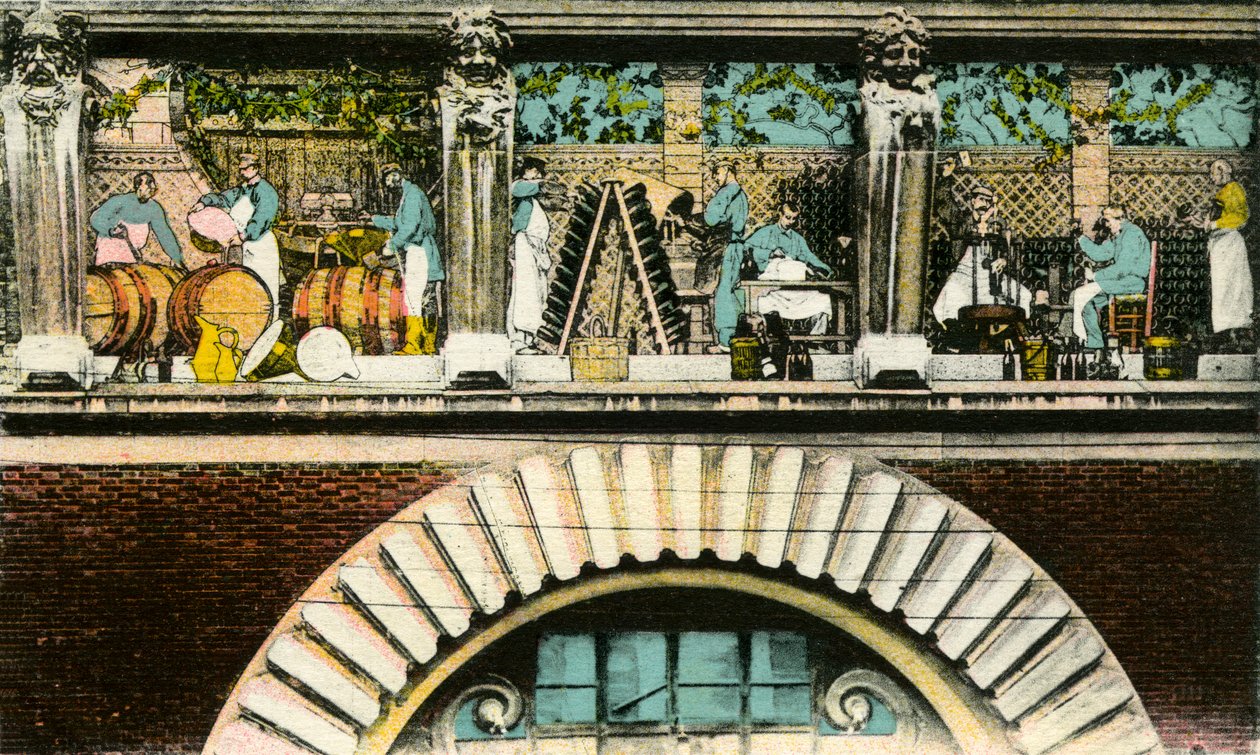 إفريز فوق الباب يمثل المراحل المختلفة لعمل النبيذ ، ريمس ، شارع دي مارس ، مدخل Maison des Champagnes Veuve Clicquot (Clicquot-Ponsardin) (بطاقة بريدية ملونة) بواسطة مصور فوتوغرافي فرنسي