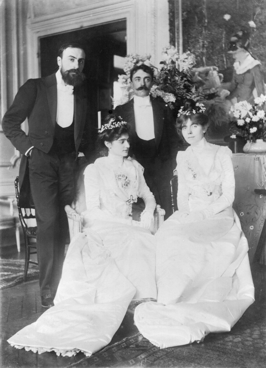 LR: Ernest Rouart (1874-1942) وزوجته Julie Manet (1878-1967) ، Paul Valery (1871-1945) وزوجته Jeannie Gobillard (1877-1970) ، في يوم زواجهما ، مايو 1900 (b / w photo) بواسطة مصور فوتوغرافي فرنسي