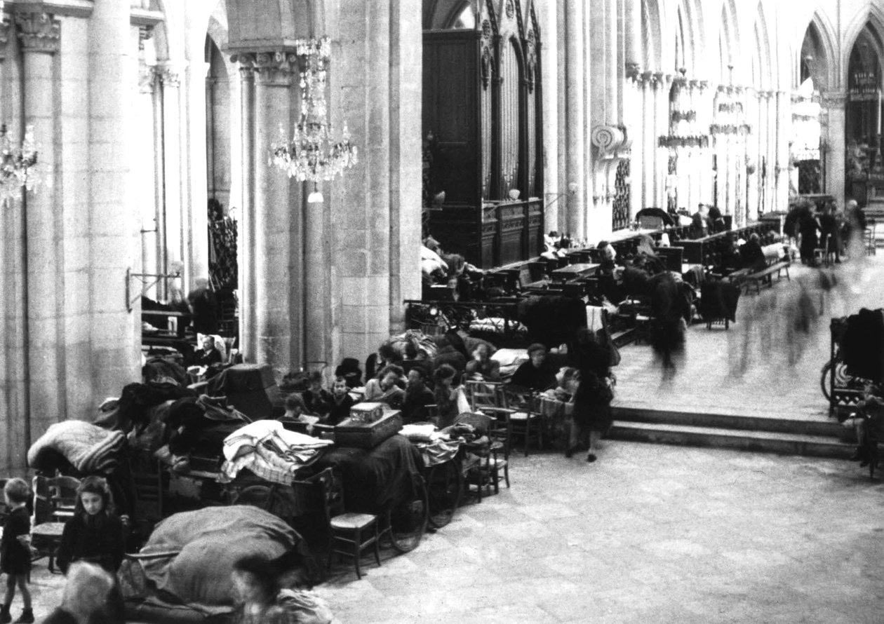 أشخاص لجأوا إلى كاتدرائية كاين ، يوليو 1944 (b / w photo) بواسطة مصور فوتوغرافي فرنسي