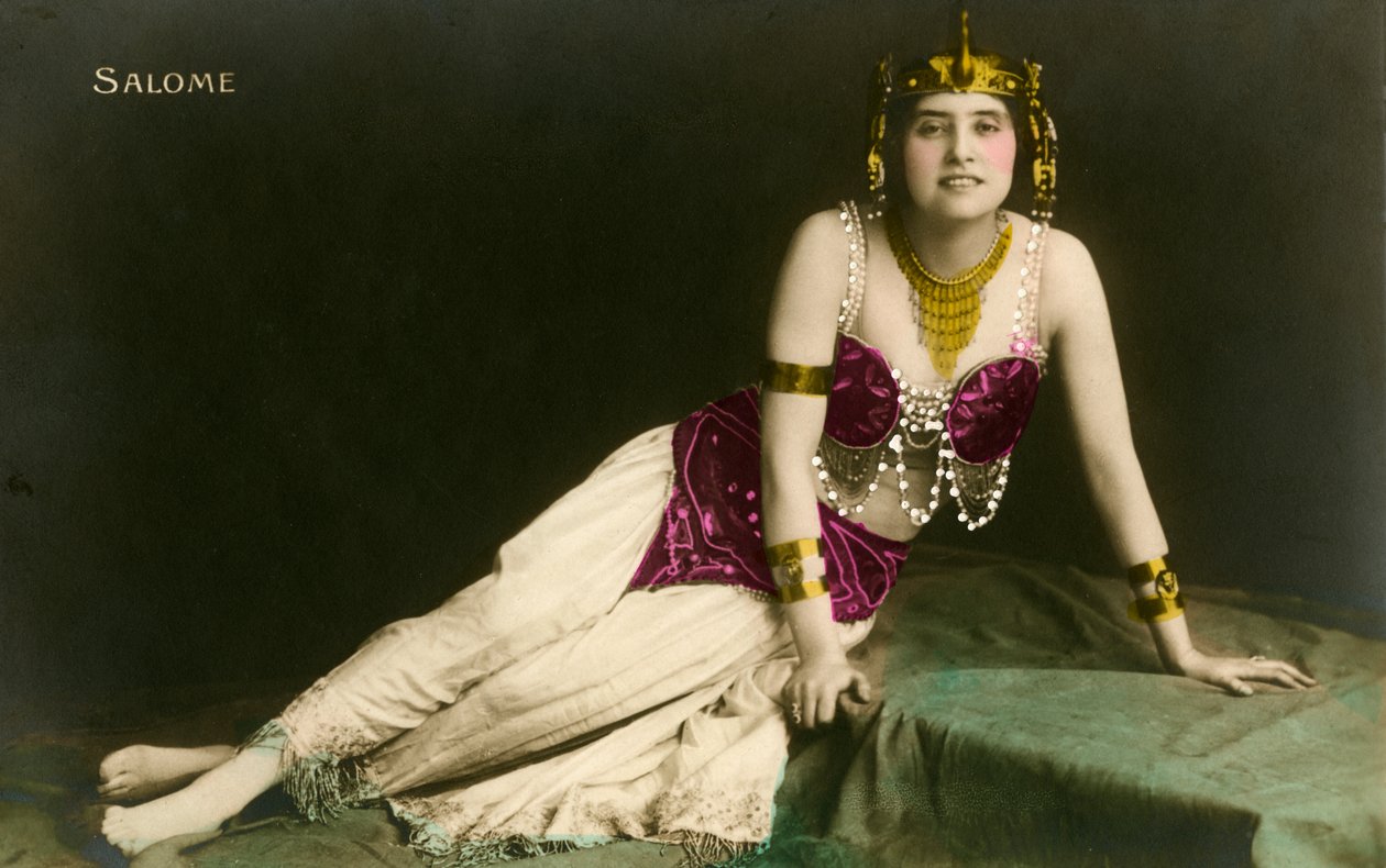 سالومي تقف بإغراء في زي كاشفة بواسطة مصور فوتوغرافي فرنسي