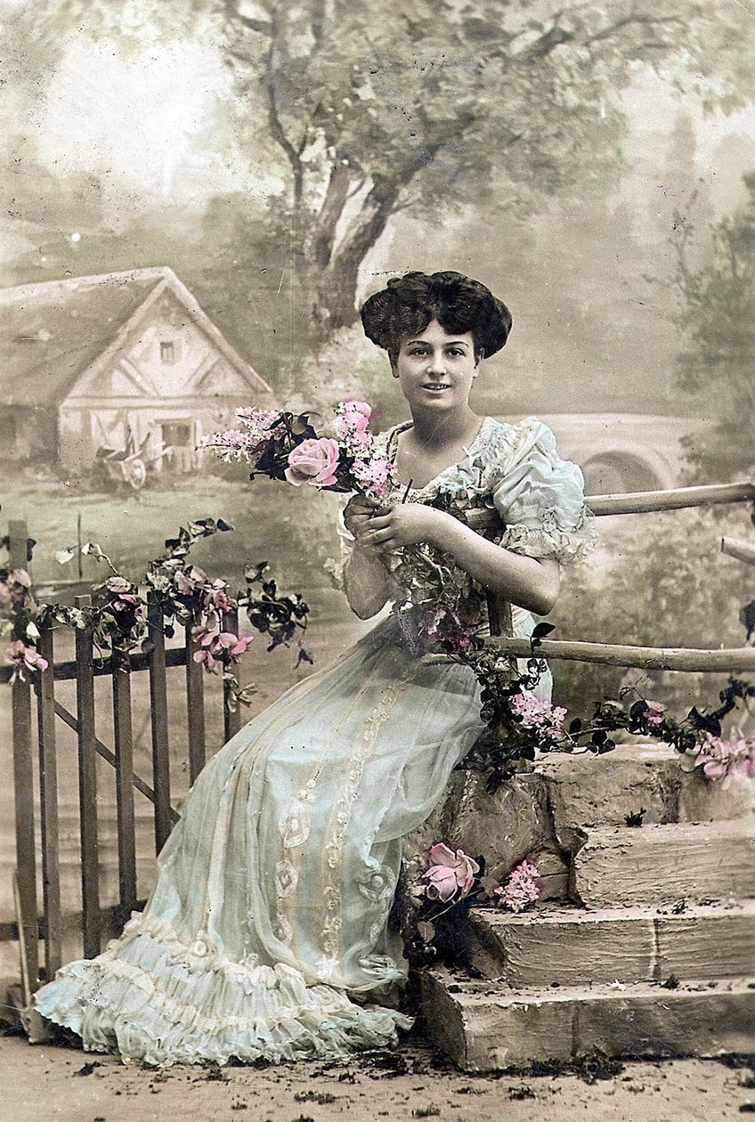 امرأة مع إكليل من الزهور ، بطاقة بريدية ، ج. 1900 (صورة ملونة باليد) بواسطة مصور فوتوغرافي فرنسي