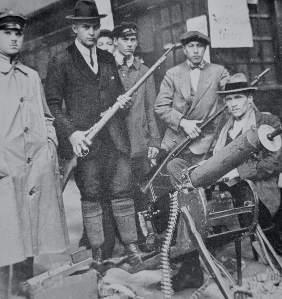 A group of insurrectionists occupy Munich railway station بواسطة مصور فوتوغرافي ألماني
