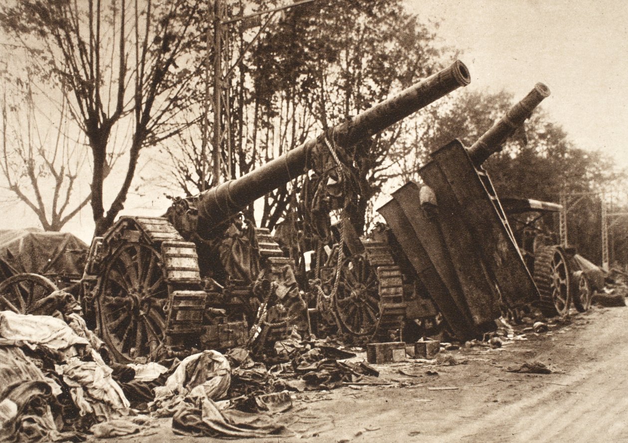 جزء صغير من الغنيمة الكبيرة للبندقية على خط التراجع من Isonzo إلى Piave (صورة b / w) بواسطة مصور فوتوغرافي ألماني