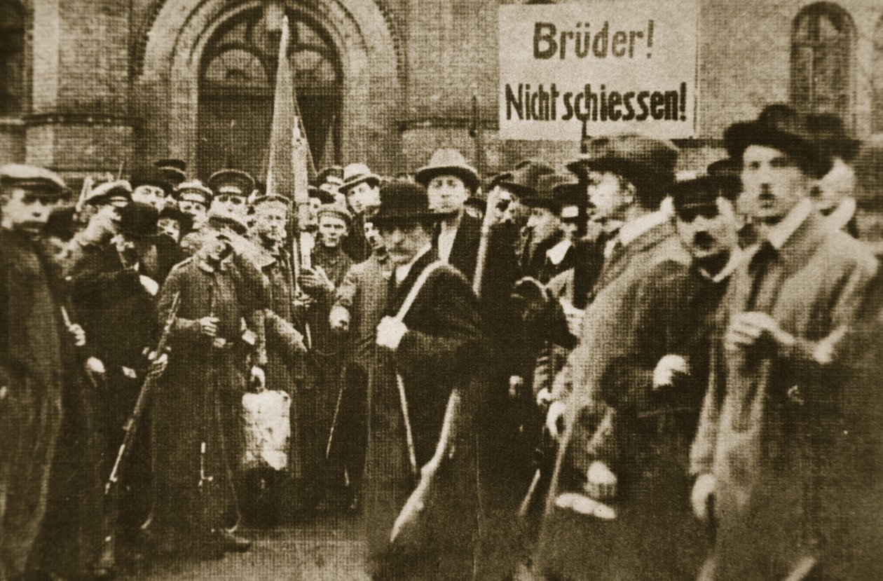 احتجاج "أيها الإخوة لا تطلقوا النار!" في برلين ، تشرين الثاني (نوفمبر) 1918 (صورة بني داكن). بواسطة مصور فوتوغرافي ألماني