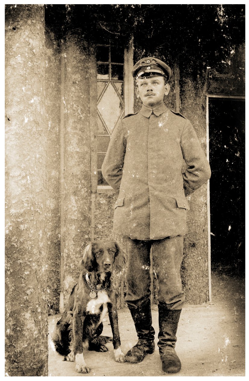German Army Feldwebel (Sergeant) with a dog بواسطة مصور فوتوغرافي ألماني