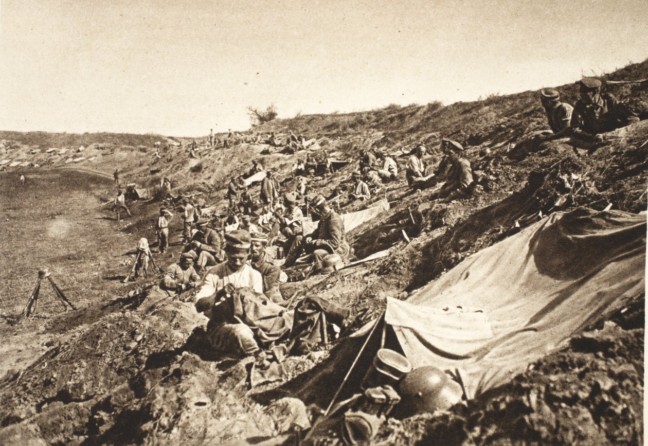 German infantry battalion in reserve position, during the advance north of Focsani, August 1917 (b/w photo) بواسطة مصور فوتوغرافي ألماني