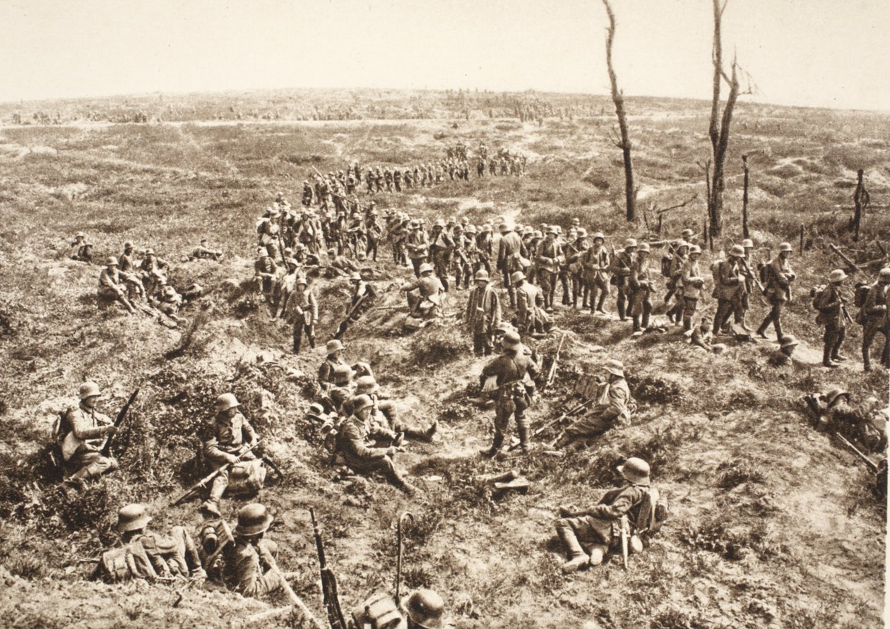 عبور المشاة الألمان فوق Chemin des Dames لمتابعة العدو المنسحب ، 27 مايو 1918 (b / w photo) بواسطة مصور فوتوغرافي ألماني