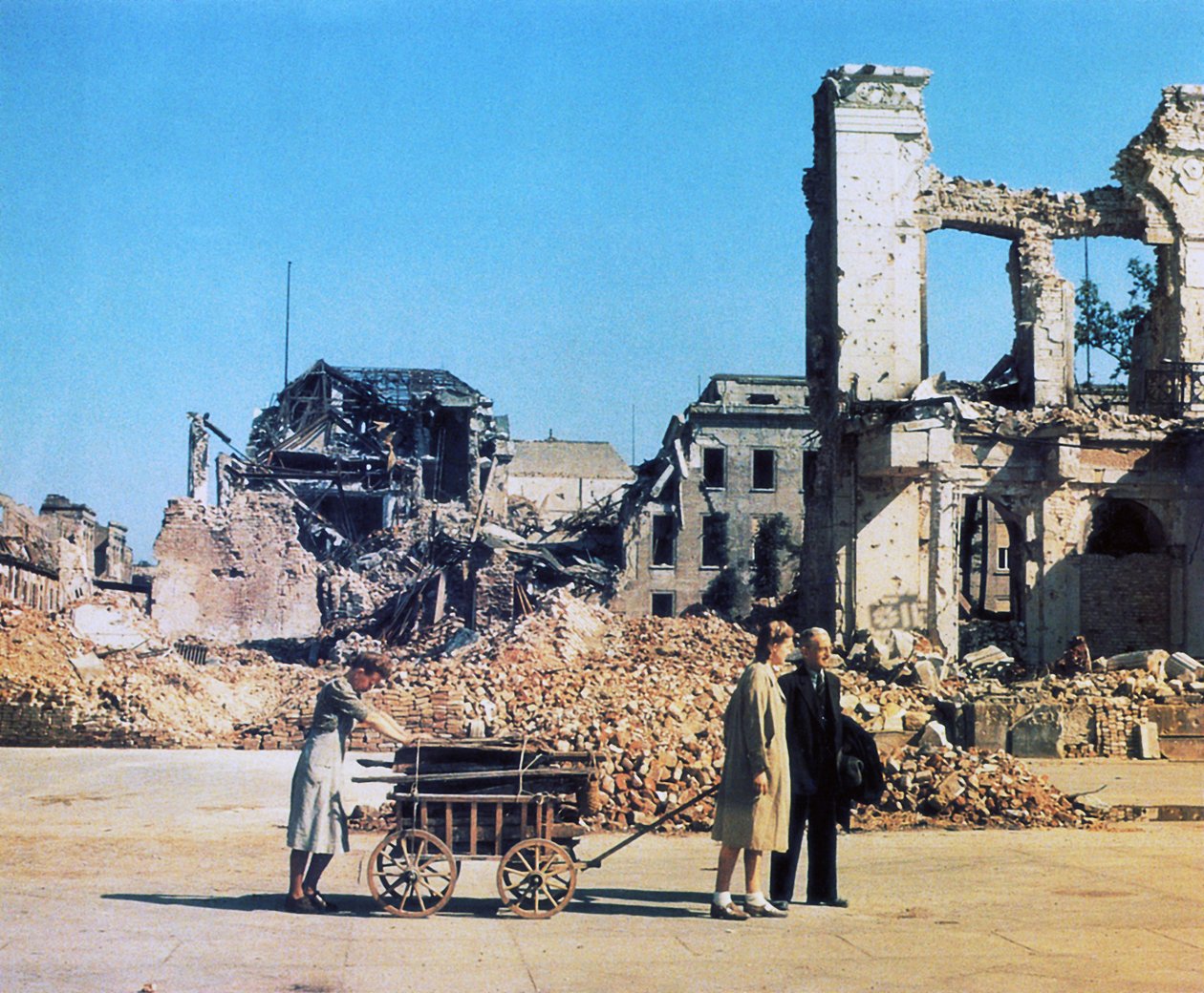 لاجئون في برلين ، يونيو 1945 (صورة) بواسطة مصور فوتوغرافي ألماني