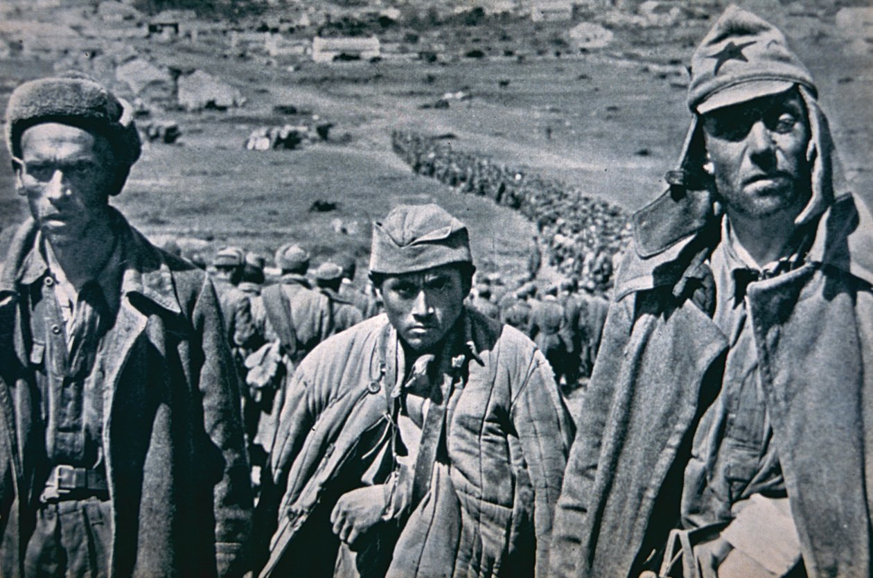 Russian POWs captured by the Germans بواسطة مصور فوتوغرافي ألماني