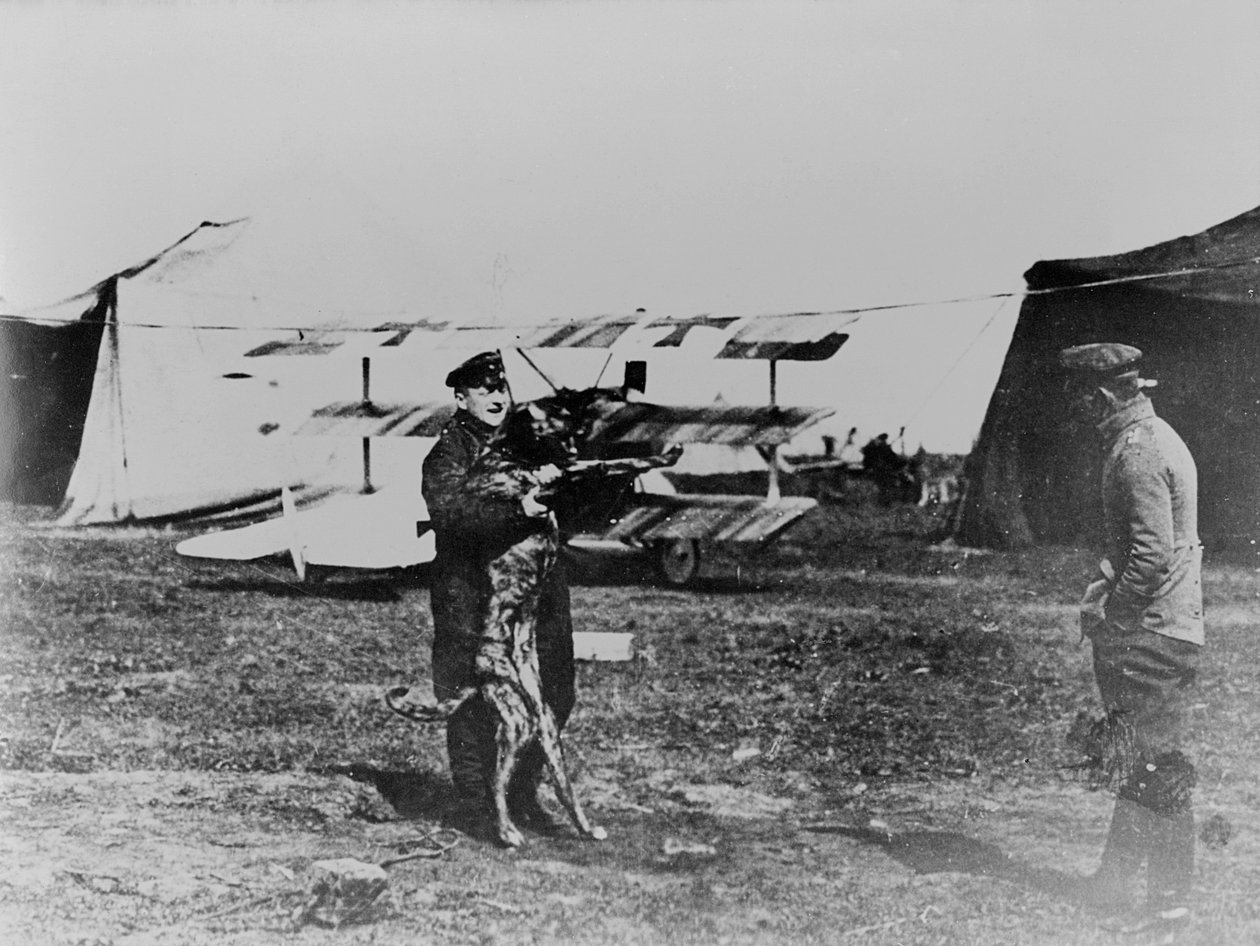 The Red Baron and his dog (b/w photo) بواسطة مصور فوتوغرافي ألماني