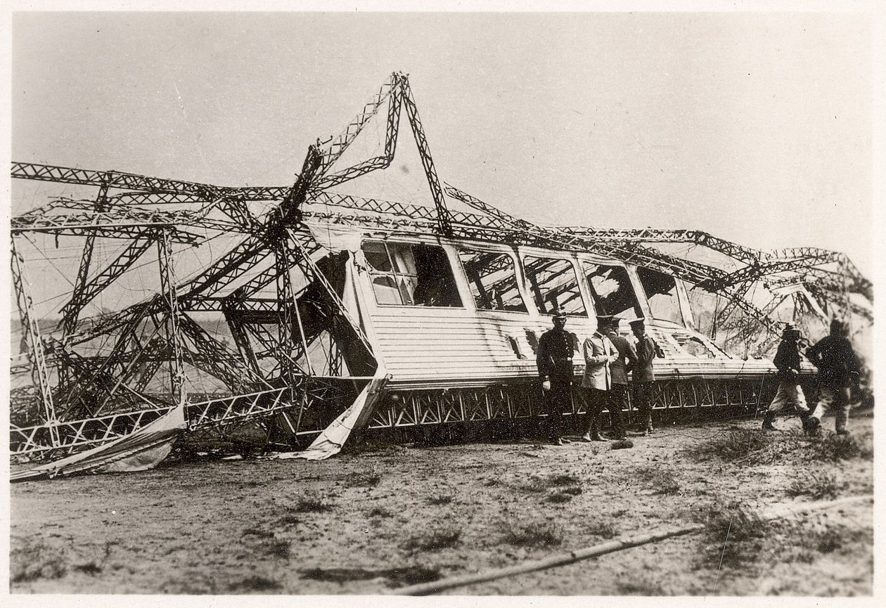 أنقاض Zeppelin LZ10 "Schwaben" بعد تدميرها في 28 يونيو 1912 (b / w photo) بواسطة مصور فوتوغرافي ألماني