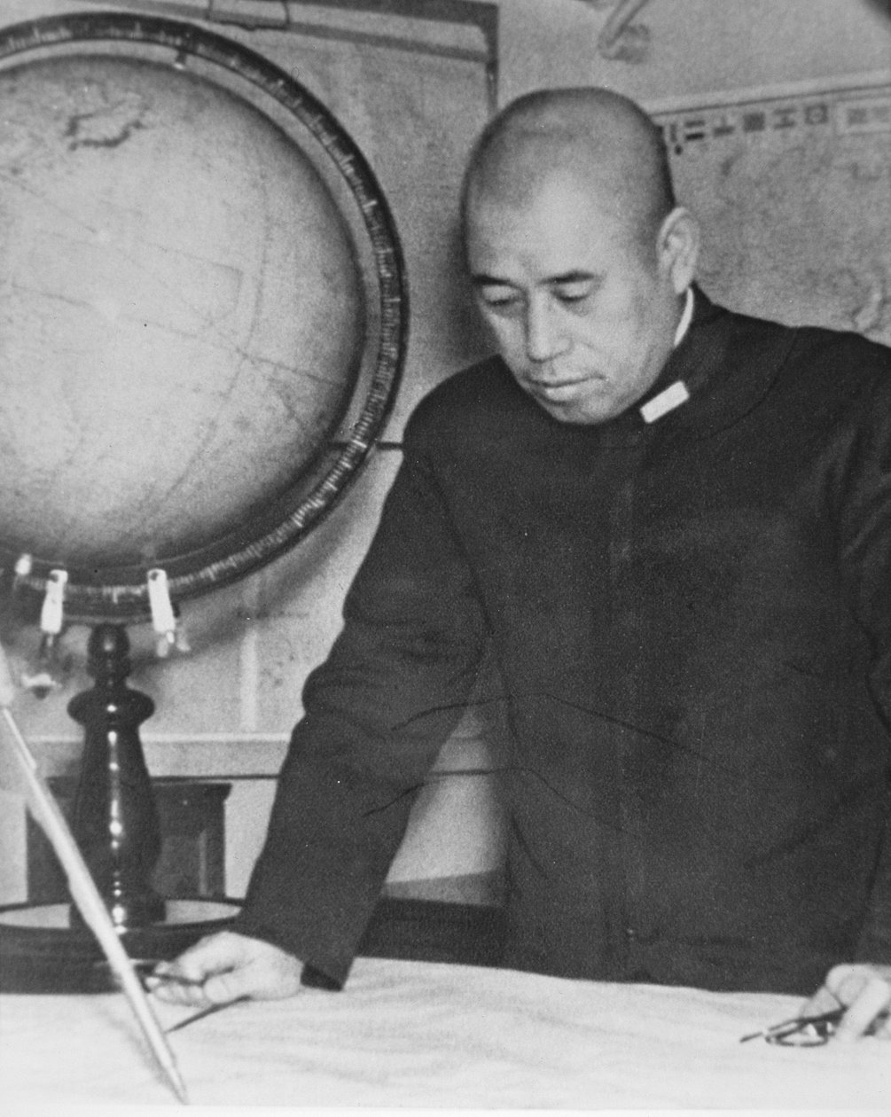 Admiral Yamamoto (b/w photo) بواسطة مصور فوتوغرافي ياباني