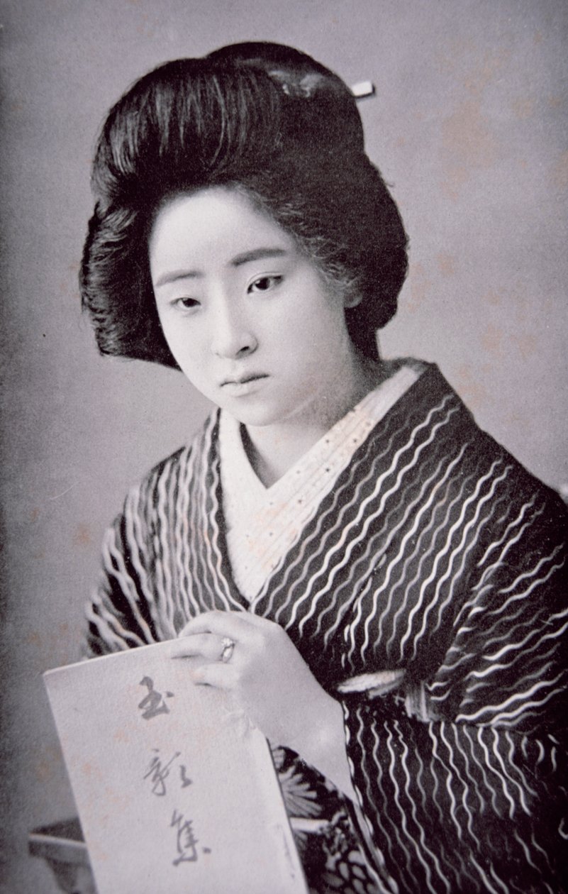 Japanese Girl, c.1910 (b/w photo) بواسطة مصور فوتوغرافي ياباني