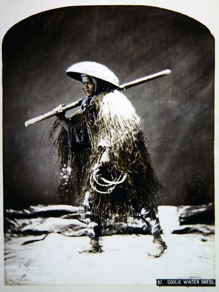 عتال ياباني بملابسه الشتوية ، حوالي عام 1900 (صورة ملونة) بواسطة مصور فوتوغرافي ياباني
