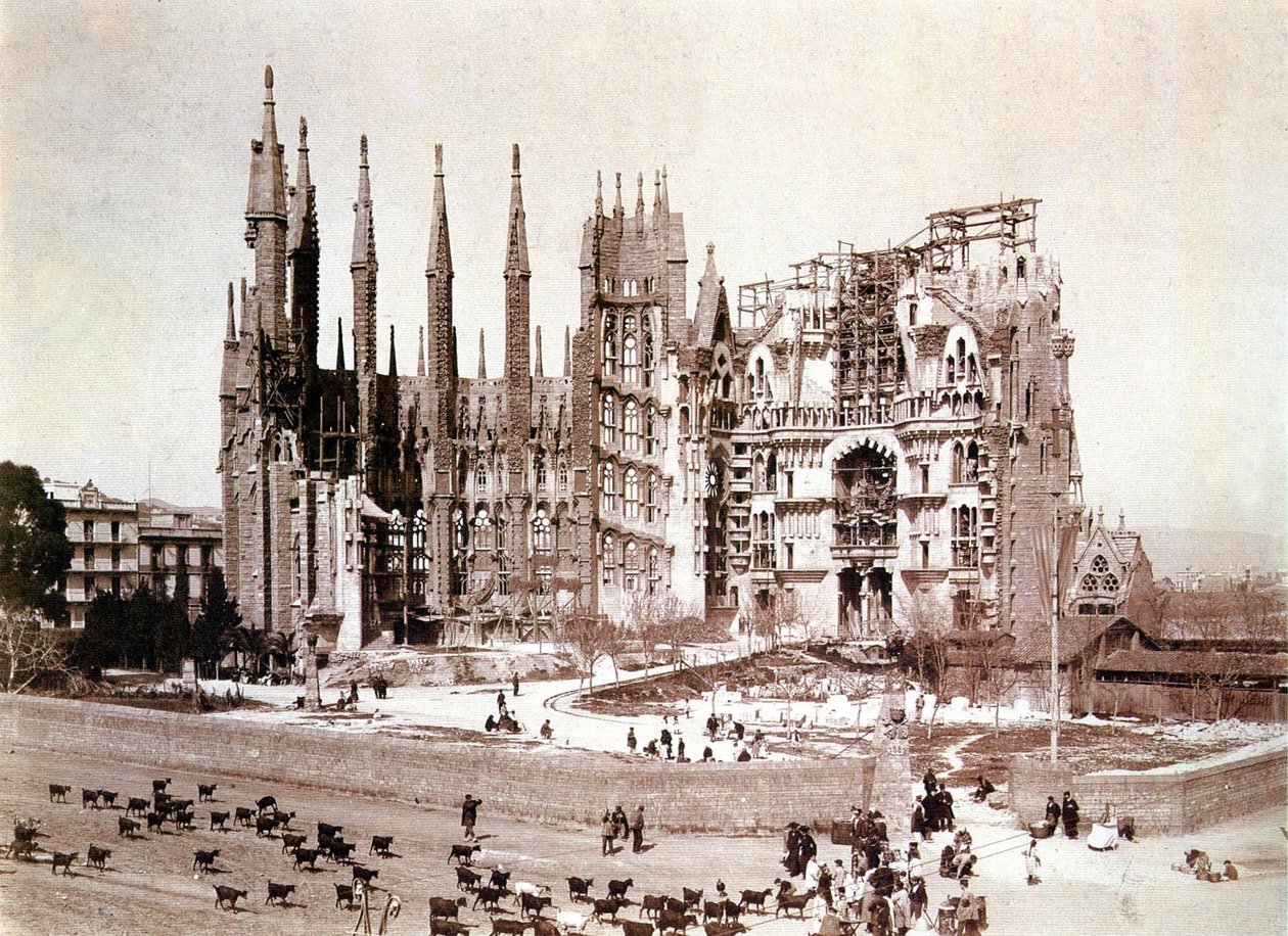 منظر لـ Sagrada Familia ، برشلونة ، حوالي 1900 (صورة بالأبيض والأسود) بواسطة مصور اسباني