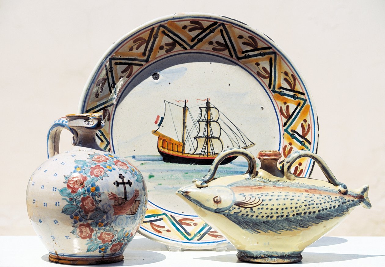 Artefacts on display at Museum of Vietrisi Ceramics, Vietri sul Mare, Campania, Italy بواسطة بليز نيكولا لو سوير