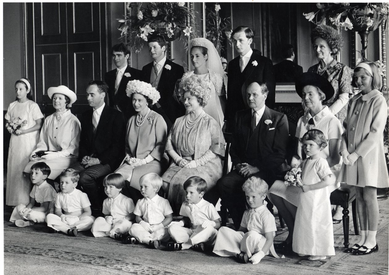 Group wedding photograph of Lord Hartington and Amanda with HM the Queen, and the Queen Mother, 28th June 1967 (b/w photo) بواسطة بليز نيكولا لو سوير