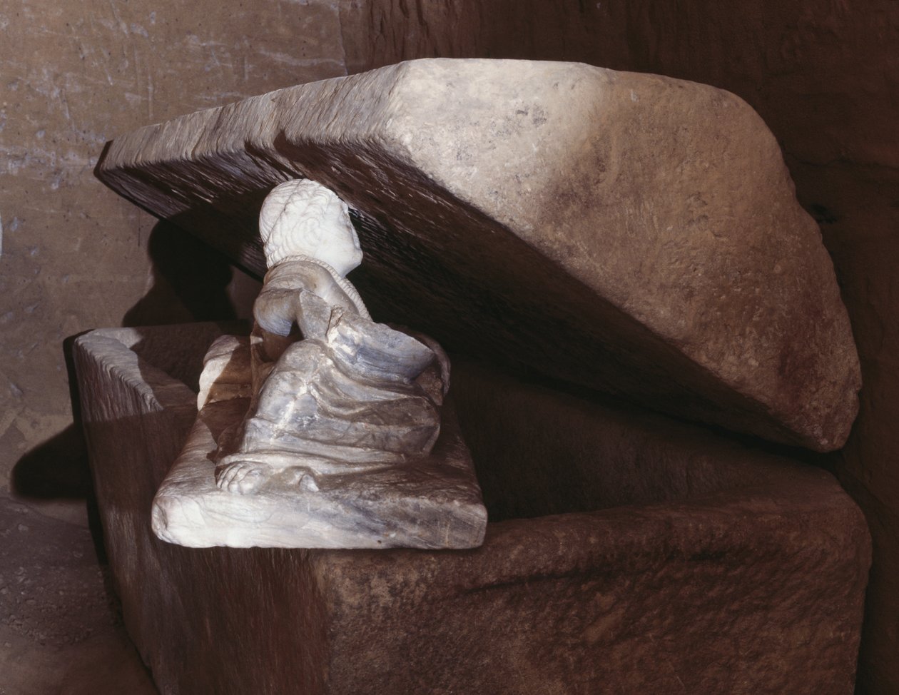 Sarcophagus in Tomb of Pilgrim, Chiusi, Tuscany, Italy, Etruscan civilization, 3rd century BC بواسطة بليز نيكولا لو سوير