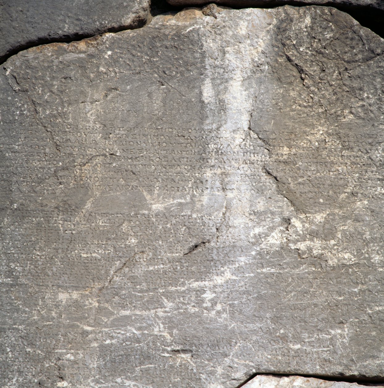 Wall with inscriptions near Temple of Apollo, Delphi (Unesco World Heritage List بواسطة بليز نيكولا لو سوير