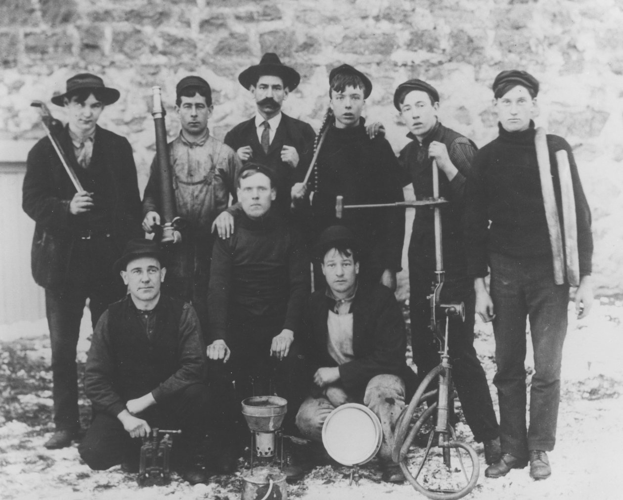 WF Lynch and pipefitter group، 1905 بواسطة بيير أ. جينتيو