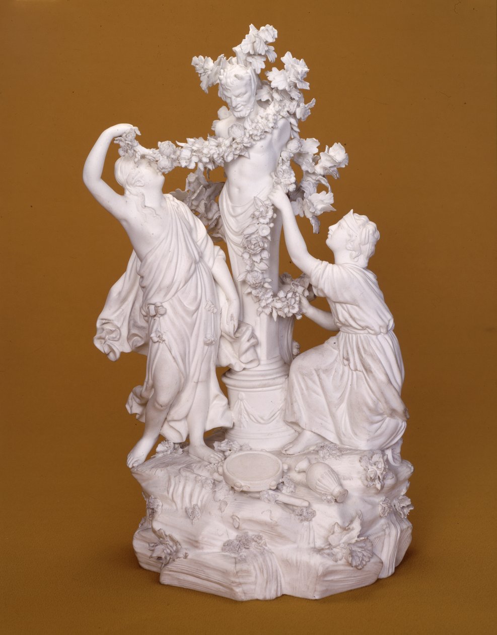 مجموعة الشكل لـ Two Bacchantes Adorning Pan ، ديربي ، c.1780 (الخزف) بواسطة بيير ستيفان