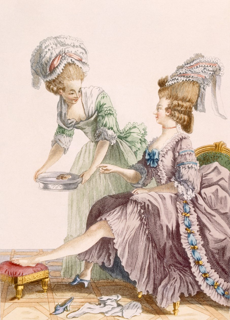 سيدة أنيقة تغسل قدميها من قبل خادمة ، منقوش عليها دوبين ، لوحة من "Galeries des Modes et Costumes Francais" ، c.1778-87 بواسطة بيير توماس لو كليرك