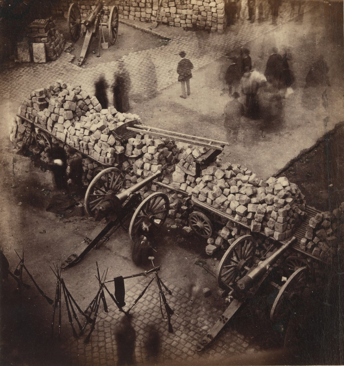 حواجز الكومونة ، 71 أبريل. ركن من Place Hotel de Ville & Rue de Rivoli، 1871. بواسطة بيير أمبروز ريتشبورج